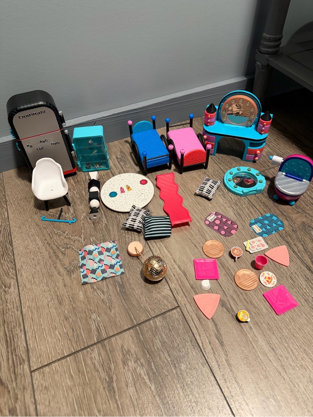 Lot of lol dollhouse furniture